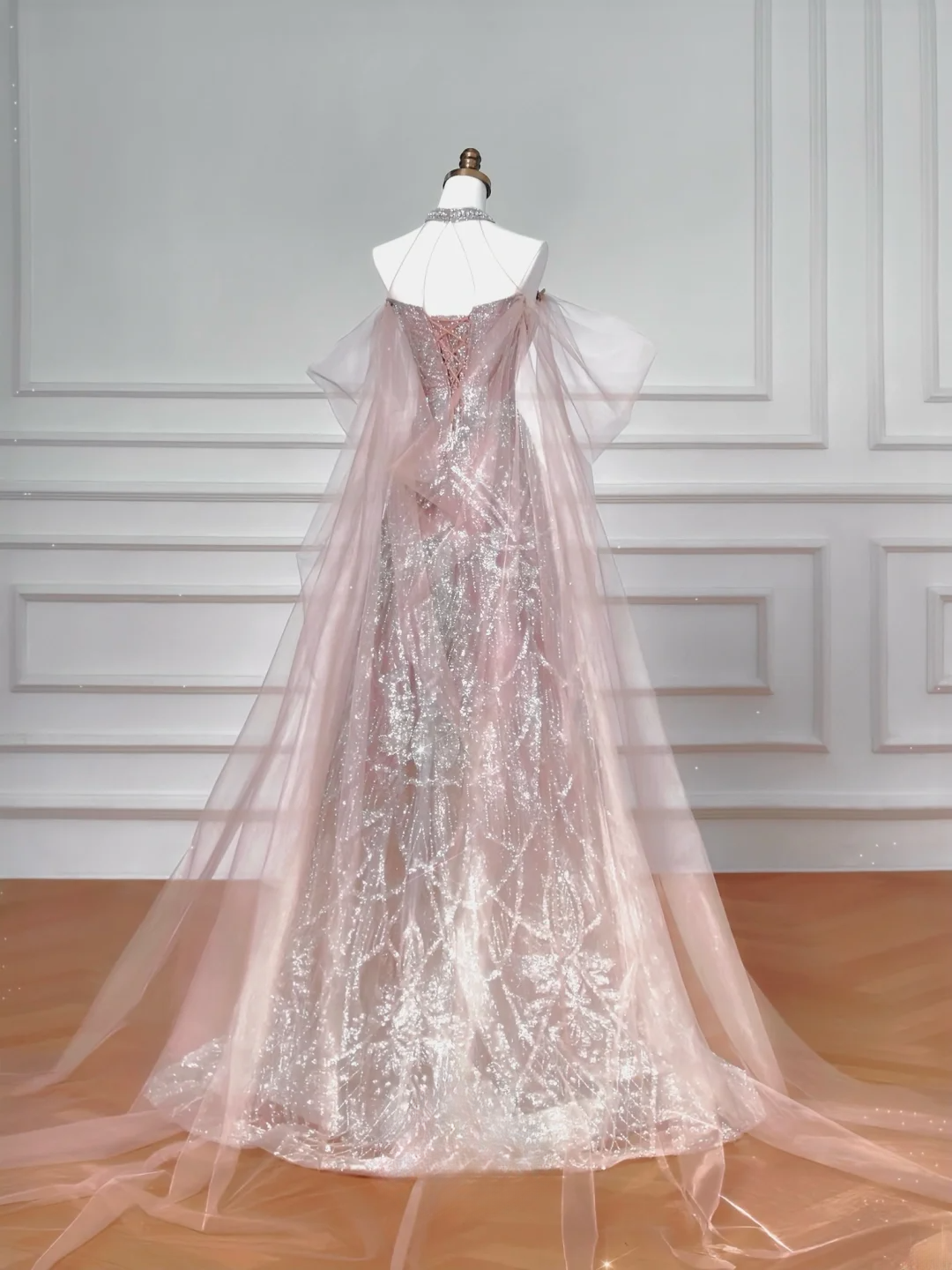 Robe de soirée longue rose à paillettes, col montant et coupe trapèze, idéale pour les bals de fin d'année et les dîners chics. AQ058