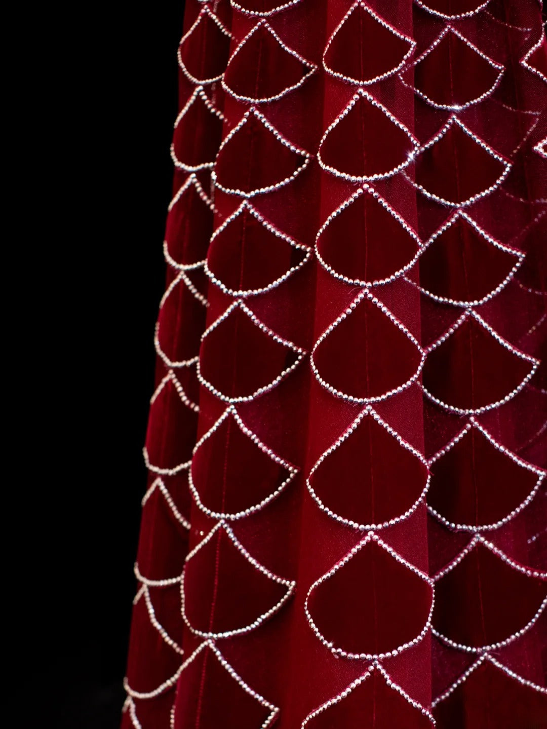 Elegantes, trägerloses Ballkleid aus burgunderrotem Samt mit aufwendiger Perlenstickerei, langes Abendkleid SA058