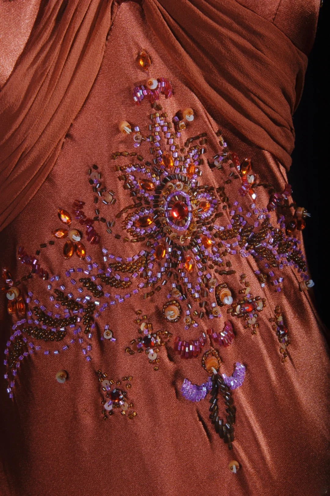 Robe de soirée vintage fourreau dos nu en satin et dentelle avec perles, style rétro années 50, idéale pour un anniversaire, un dîner ou un bal de promo (AS059)