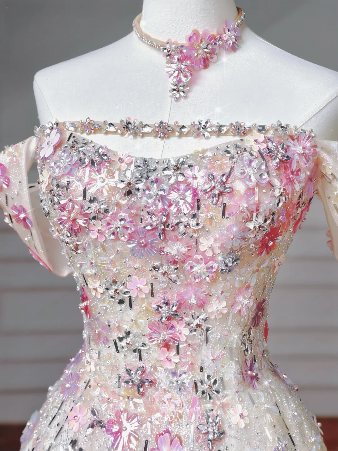 Wunderschönes, trägerloses, langes, weißes Pailletten-Ballkleid mit Perlenbesatz, perfekt für formelle Anlässe wie Abschlussball, Abendveranstaltung oder Partys – ideal für Teenager (AQ059).