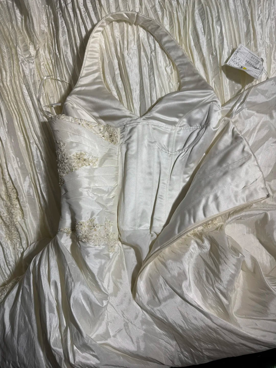 Zeitlose lange Brautkleider im Stil der 70er Jahre: Elegante A-Linien-Neckholderkleider im Bohème-Stil mit tailliertem, plissiertem Brautkleid AS060