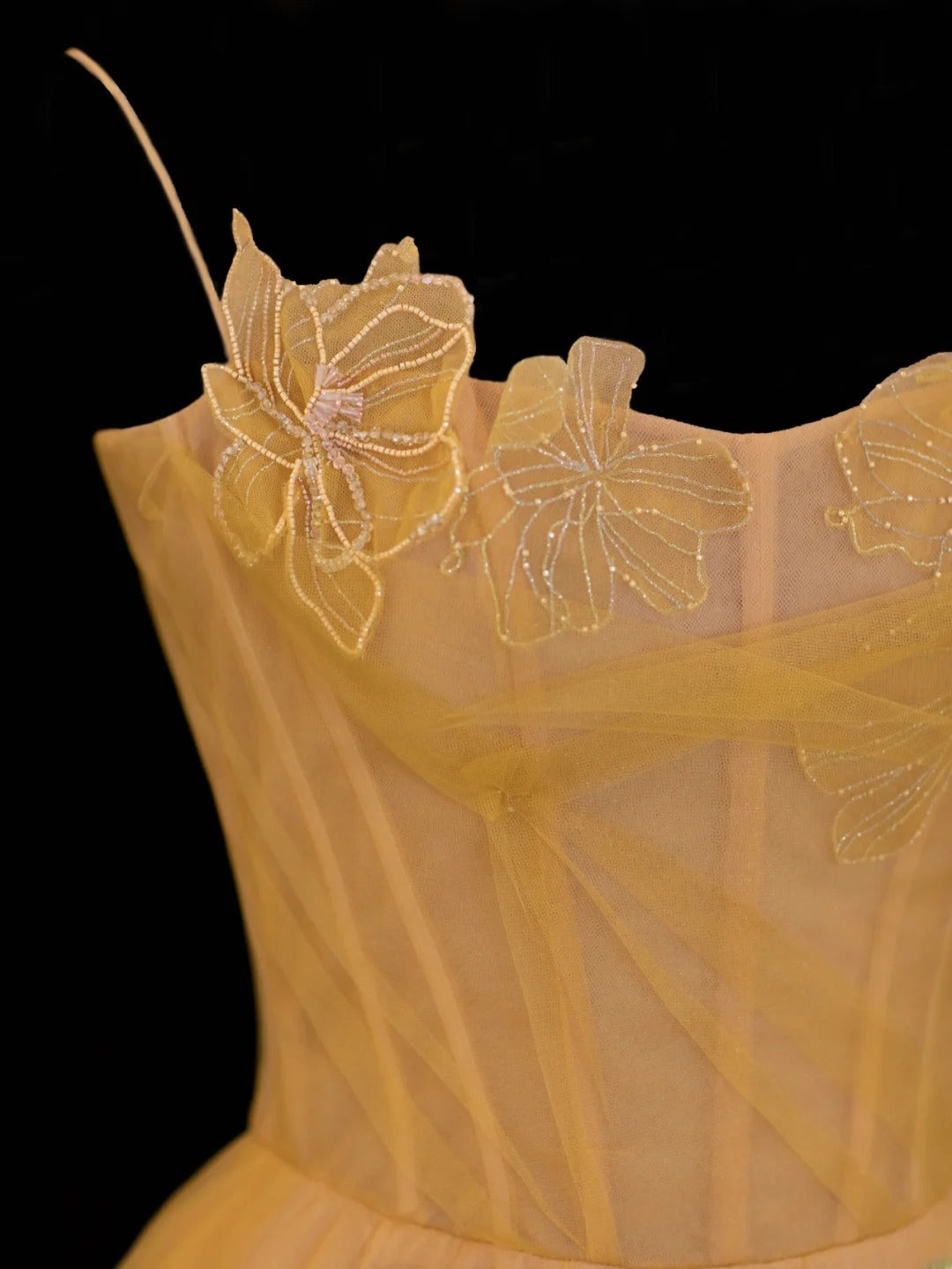 Schlichtes, formelles A-Linien-Abendkleid mit Spaghettiträgern aus gelbem Tüll – ein beeindruckendes langes Ballkleid für Partys und andere Anlässe (SA063)