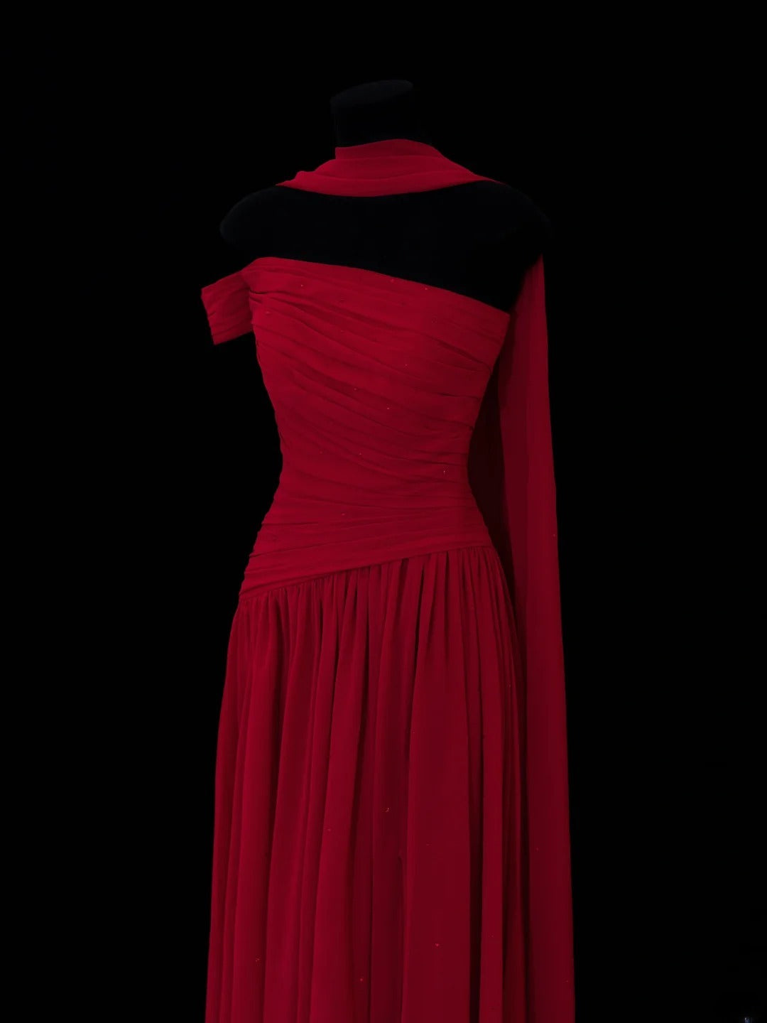 Elegantes, plissiertes A-Linien-Abendkleid im Stil der 1950er Jahre mit One-Shoulder-Schnitt aus rotem Chiffon – ein beeindruckendes langes Ballkleid oder Abendkleid SA071
