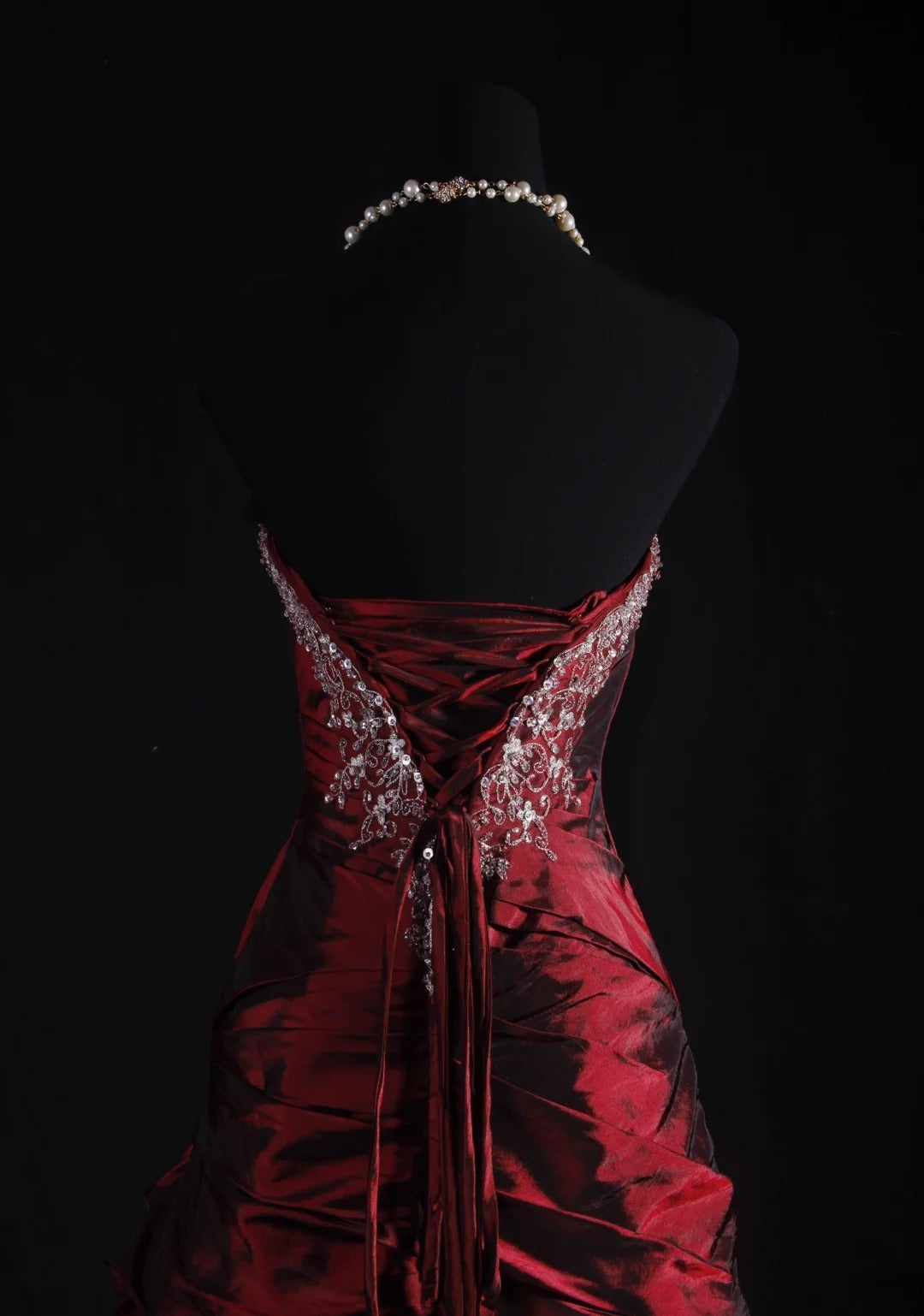 Robe de bal vintage bustier bordeaux en satin foncé ornée de perles, style rétro années 50, idéale pour un dîner d'anniversaire ou un bal de promo (AS076)