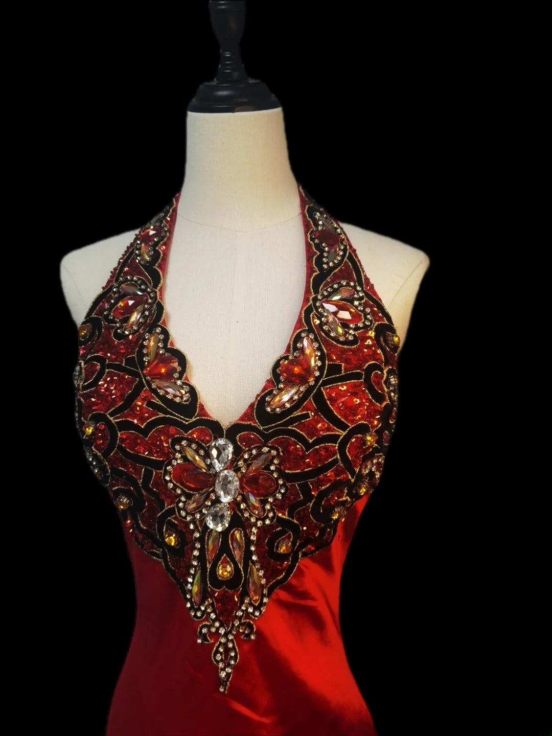 Elegantes, langes A-Linien-Abendkleid aus rotem Satin mit Perlenstickerei und Neckholder – Inspiration für Abschlussball und Abiball AS077