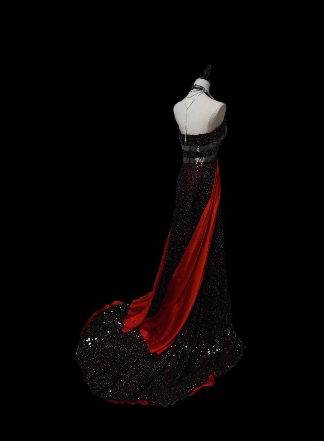 Robe de soirée longue rouge et noire sans manches, coupe trapèze, dos nu, style modeste. Inspiration pour bal de fin d'année AS081