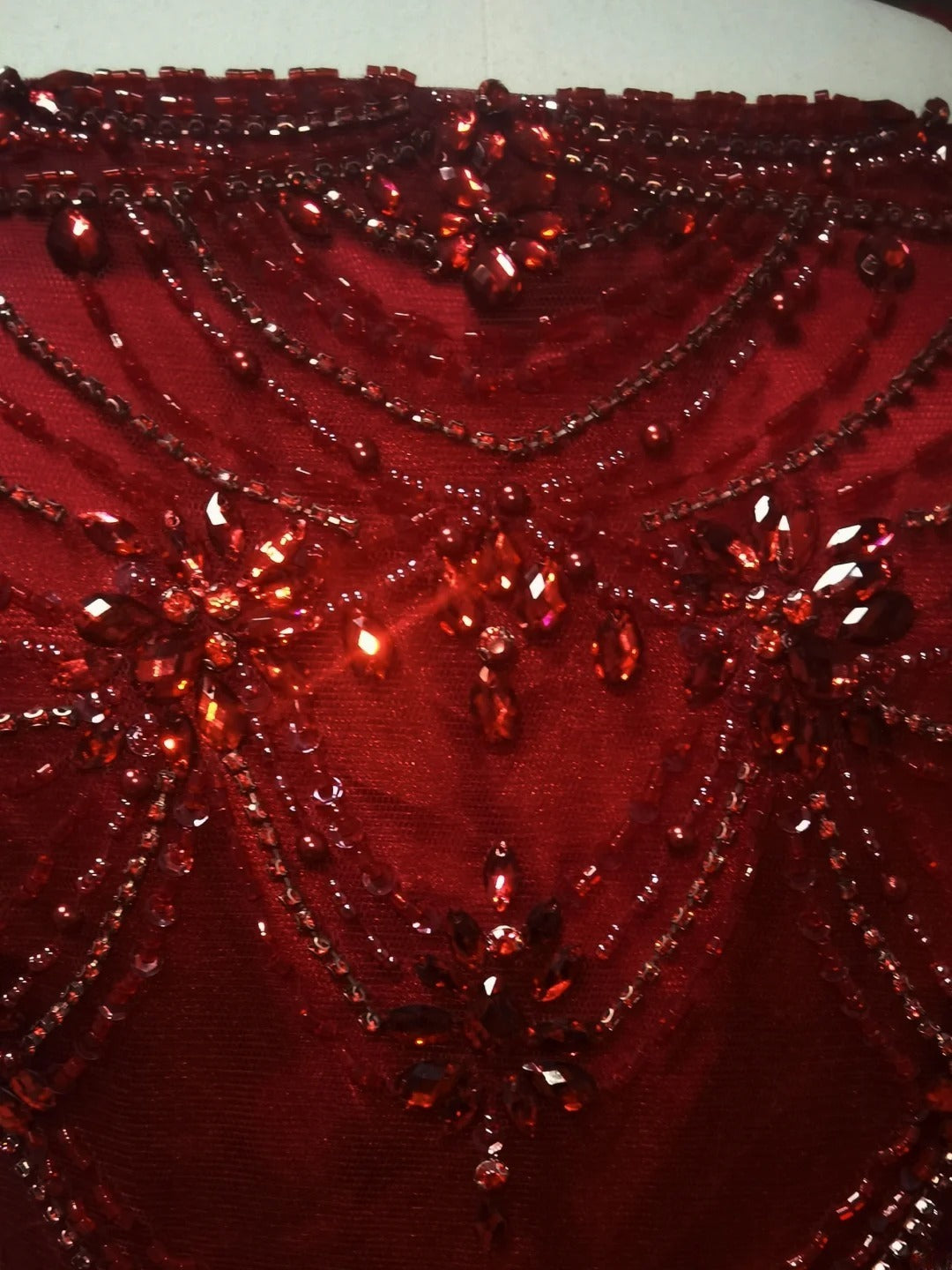 Klassisches Ballkleid mit Spaghettiträgern, burgunderrot, ärmellos, aus Tüll mit Perlen, langes Abiballkleid, Abendkleid für Abschlussball, AS091
