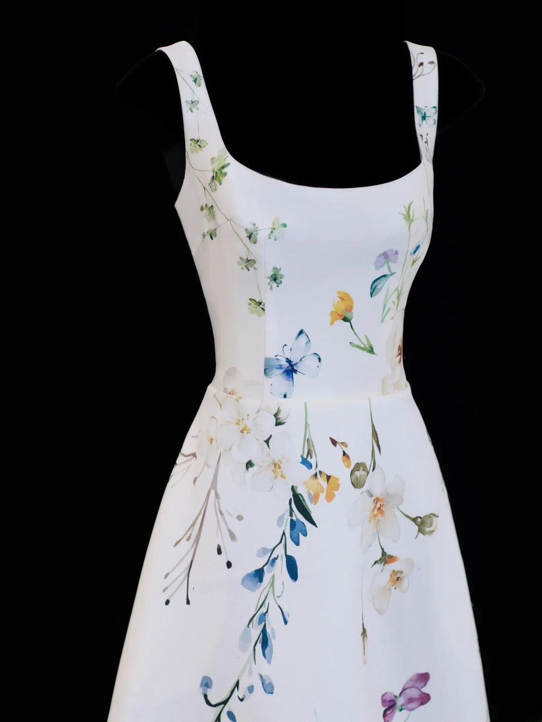Elegantes, asymmetrisches, eckiges Abendkleid mit floralem Muster aus weißem Satin – ein echter Hingucker! SA091