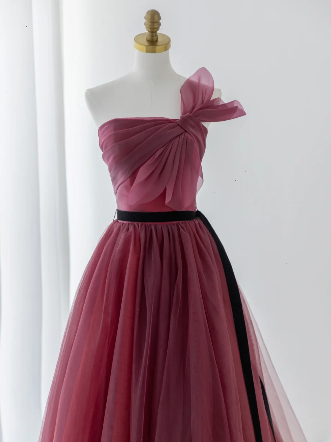 Robe de bal élégante bustier en tulle bordeaux, longue et formelle, idéale pour une soirée dansante ou un 18e anniversaire (AS177)