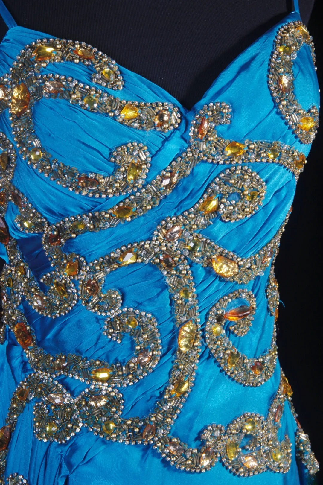 Robe de bal longue chic en mousseline bleue à fines bretelles et perles dorées, ornée de sequins et de perles, idéale pour les soirées et les fêtes d'adolescentes (AB2185).