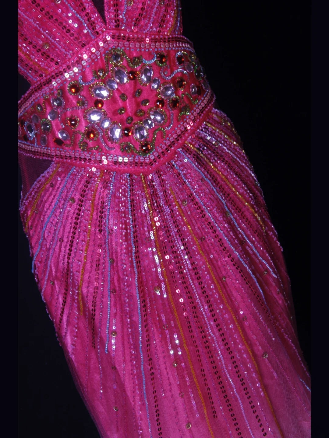 Robe de bal longue Shining Mermaid à bretelles spaghetti, dos nu et corsage perlé rose fuchsia, idéale pour un 18e anniversaire. Modèle AS262.