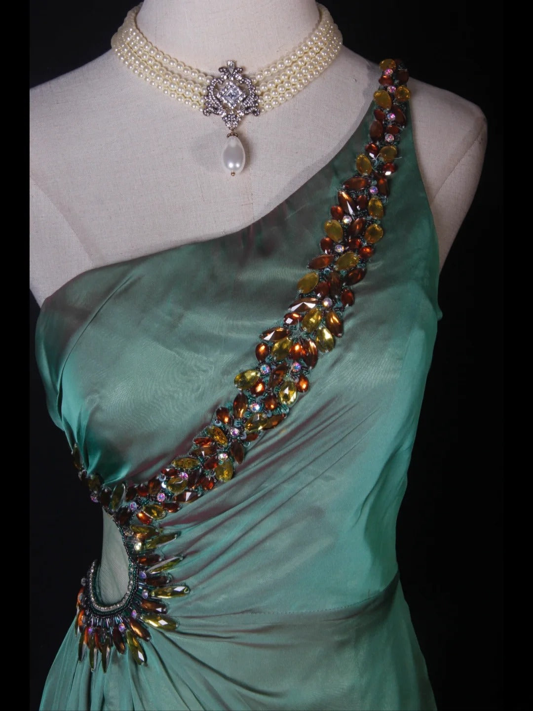 Robe de bal longue sirène vintage asymétrique en mousseline avec corsage à volants et perles, idéale pour un 18e anniversaire. Référence AS272.