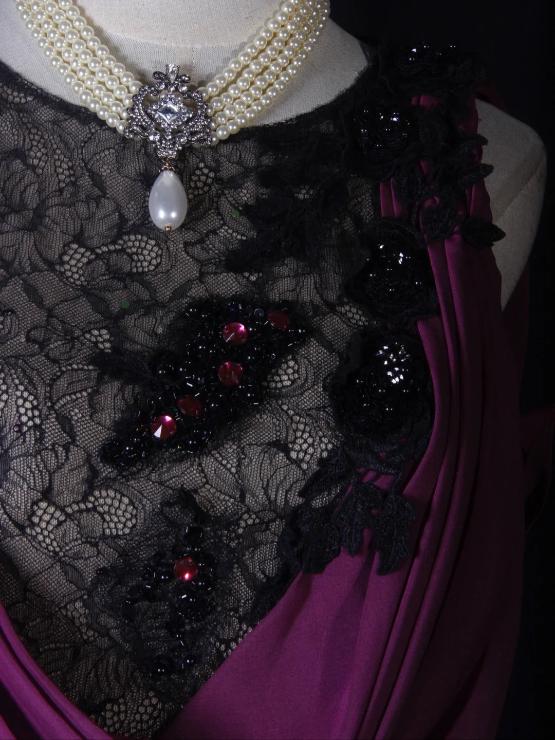 Robe de bal longue vintage sirène, haut noir en dentelle, corsage en mousseline orné d'appliques et de perles, idéale pour un 18e anniversaire. Modèle AS276.
