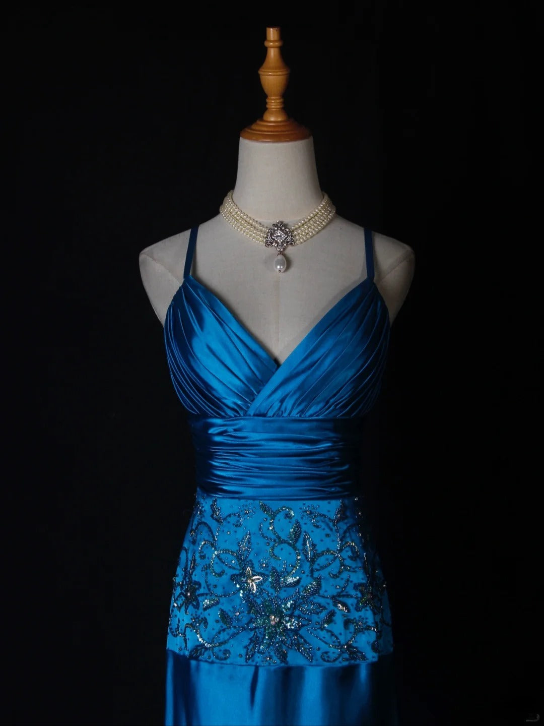Vintage A-Linien-Abendkleid mit Spaghettiträgern, blauem Satin, Pailletten und perlenbesetztem Oberteil – ein beeindruckendes Outfit für den 18. Geburtstag (Modell AS282).