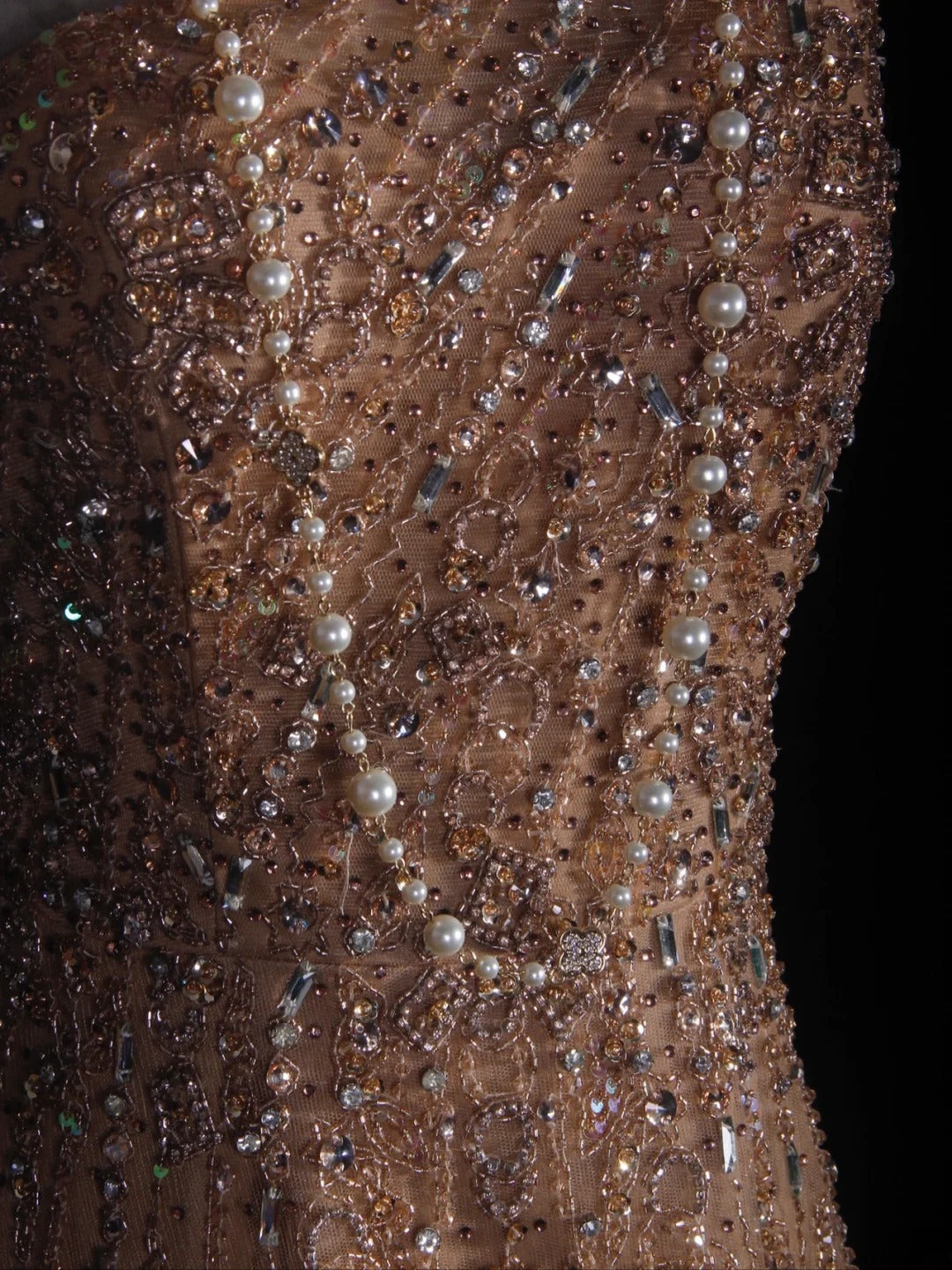 Robe de bal longue rétro années 90, coupe trapèze, une épaule, en tulle champagne avec corsage orné de perles. Inspiration pour une tenue de 18 ans ou une robe de soirée (AS290).