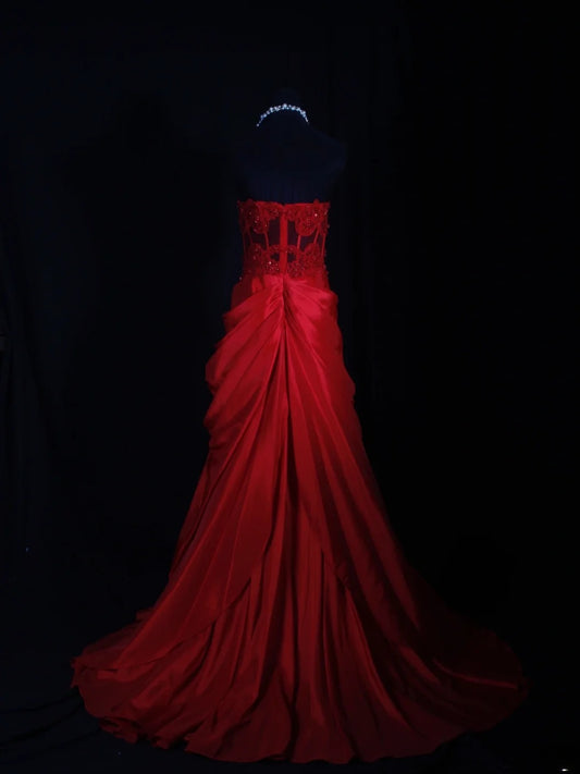 Robe de bal longue vintage sirène en satin rouge, bustier cœur, années 1970, ornée de dentelle et de perles. Inspiration pour une tenue de 18 ans ou une robe de soirée (AS298).