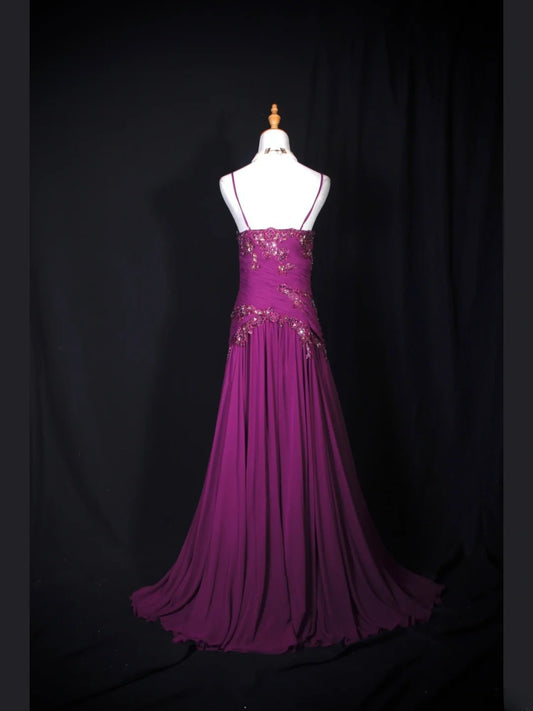 Robe de bal longue vintage années 70, coupe trapèze, bretelles spaghetti, mousseline couleur raisin, ornée de perles. Inspiration pour une tenue de 20e anniversaire. Robe de soirée AS306