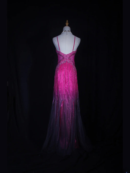 Robe de bal longue grande taille, style sirène années 2000, bretelles spaghetti, tulle rose fuchsia, corsage perlé. Idéale pour un 21e anniversaire. Référence AS320.