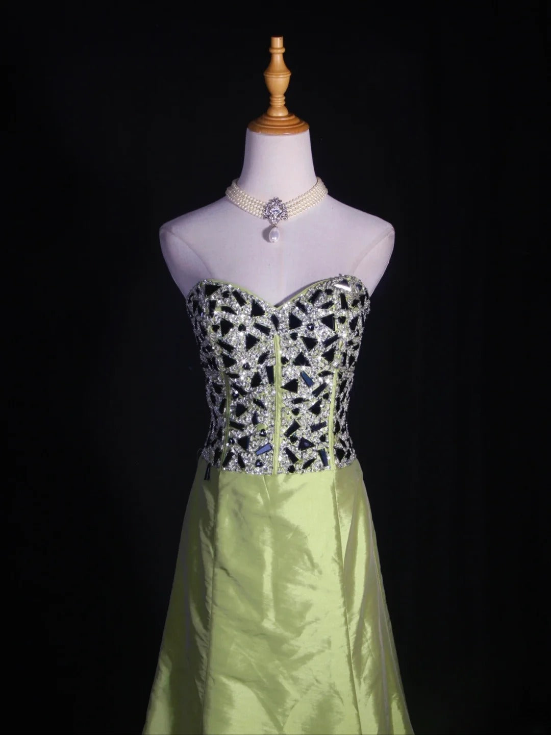 Retro-Abendkleid im 60er-Jahre-Stil: A-Linie, olivgrüner Taft mit silbernen Schmucksteinen, Inspiration für den 22. Geburtstag, formelles Abendkleid AS326