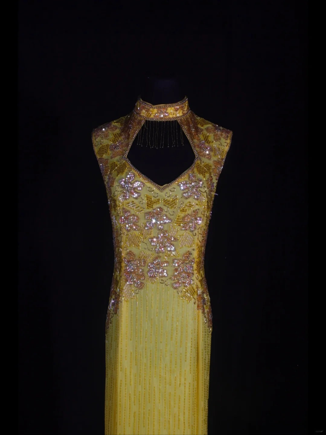 Robe de bal rétro années 60, fourreau, col montant, en mousseline jaune ornée de perles et de pierres précieuses - Inspiration pour une tenue de 22e anniversaire - Robe de soirée AS330