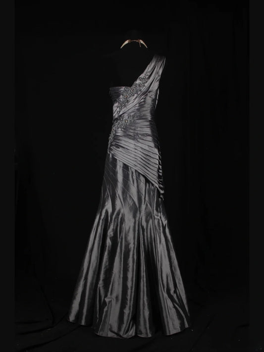 Robe de bal longue vintage sirène grise asymétrique des années 1970 avec corsage orné de perles appliquées. Inspiration pour une tenue de 19e anniversaire ou une robe de soirée (AS344).