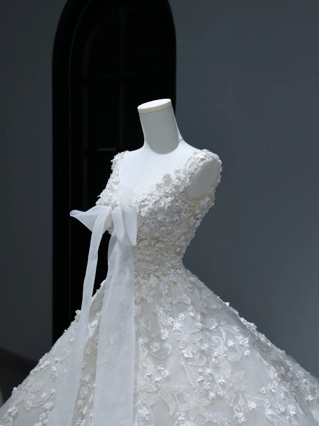 Robe de mariée longue de princesse, style bal, décolleté en V, ornée d'appliqués de dentelle et d'une traîne, blanche, AS372