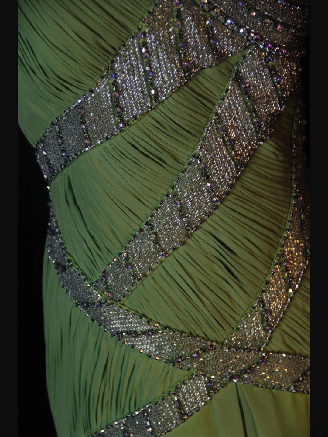 Vintage A-Linien-Kleid mit One-Shoulder-Ausschnitt in Knospengrün aus den 1950er Jahren mit plissiertem, gerüschtem und perlenbesetztem Oberteil – Inspiration für ein langes Ballkleid, Geburtstagsoutfit oder formelles Abendkleid AS372