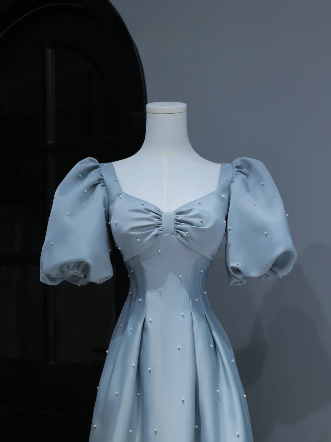 Elegantes, schlichtes Ballkleid in A-Linie mit Herzausschnitt, hellblauem Satin, inspiriert von Stil und beeindruckt mit Puffärmeln und Perlen. Langes, formelles Partykleid AS373