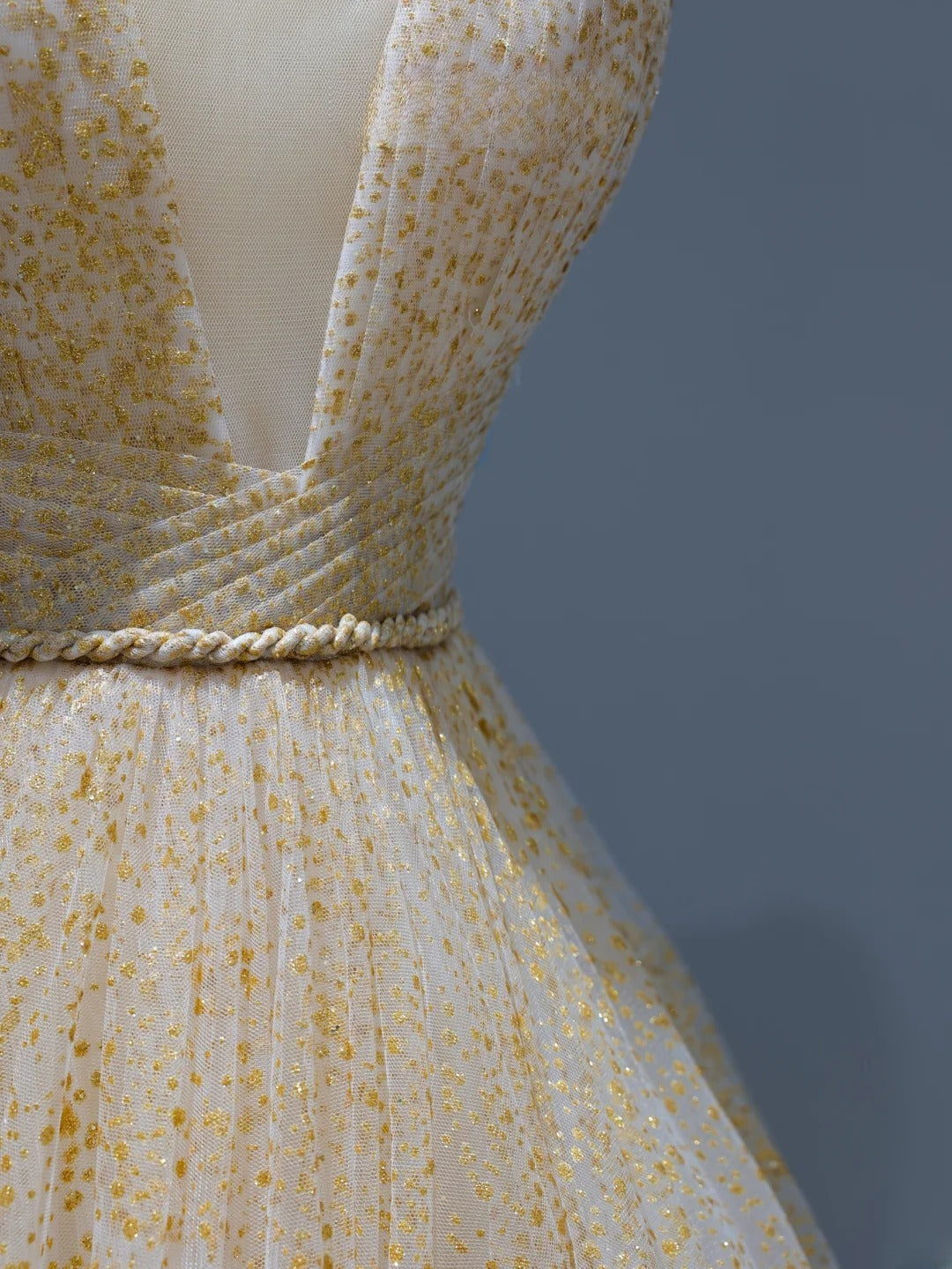 Robe de bal modeste, coupe trapèze, bretelles spaghetti, tulle doré, style inspiré, corset, robe de soirée longue et ajustée AS378
