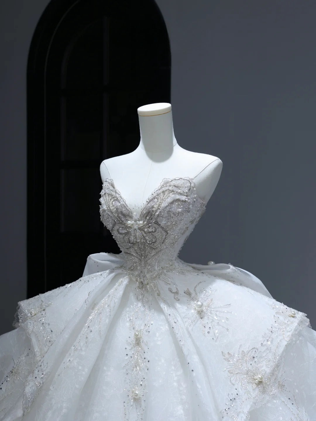 Prinzessinnen-Brautkleid, langes Ballkleid im Sweetheart-Stil mit silberbesetztem Oberteil und Schleppe, weißes Brautkleid AS381