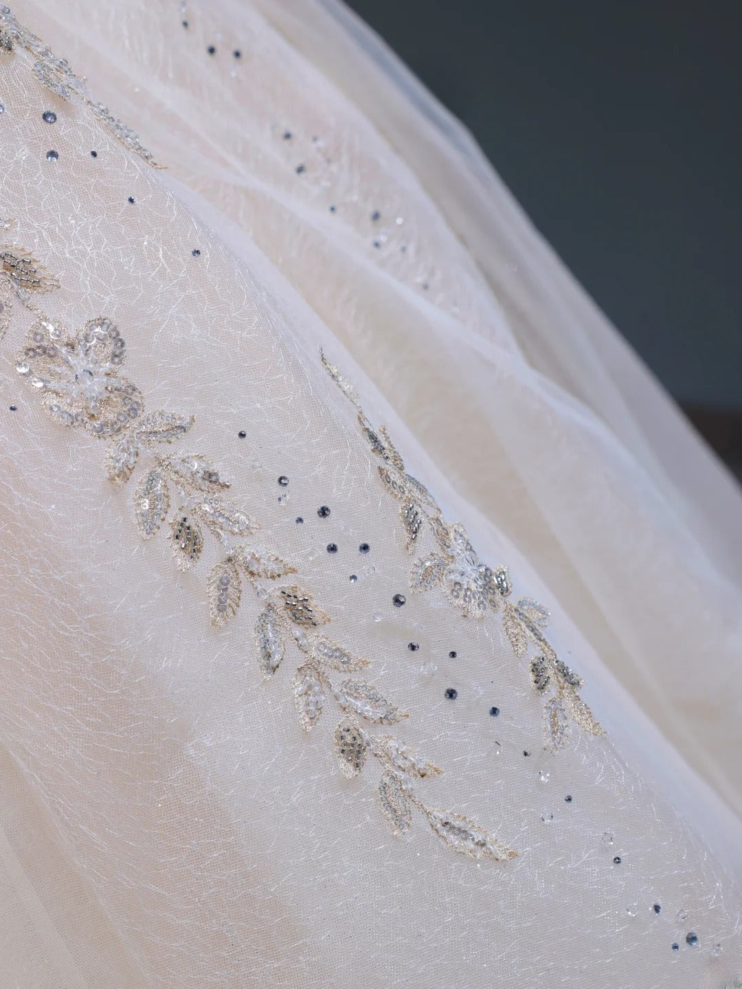Langes, trägerloses Brautkleid im Prinzessinnen-Stil in zartem Rosa mit Pailletten- und Perlenbesatz am Oberteil und Schleppe (Modell AS383)