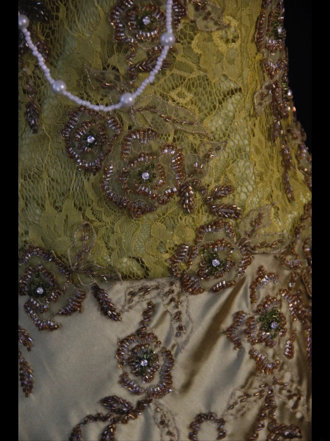 Robe de bal longue rétro années 60, bustier cœur, dentelle jaune, mousseline et perles. Inspiration pour une tenue de 22e anniversaire. Robe de soirée AS386