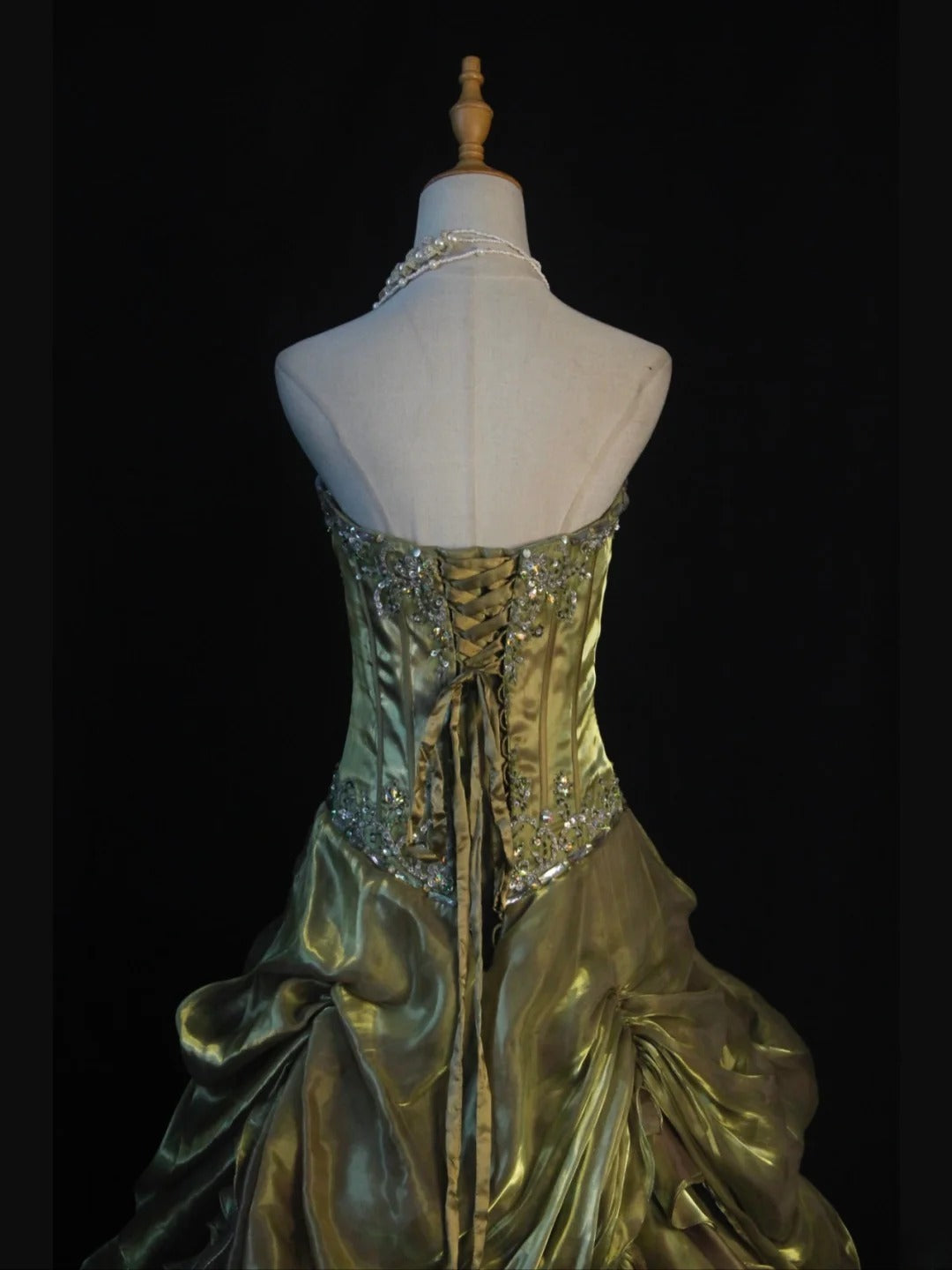 Retro-Ballkleid im Stil der 1970er Jahre: Olivgrünes Organzakleid mit Perlen, gestuft, herzförmig, langes Abendkleid – Inspiration für den 21. Geburtstag – Abendkleid AS390