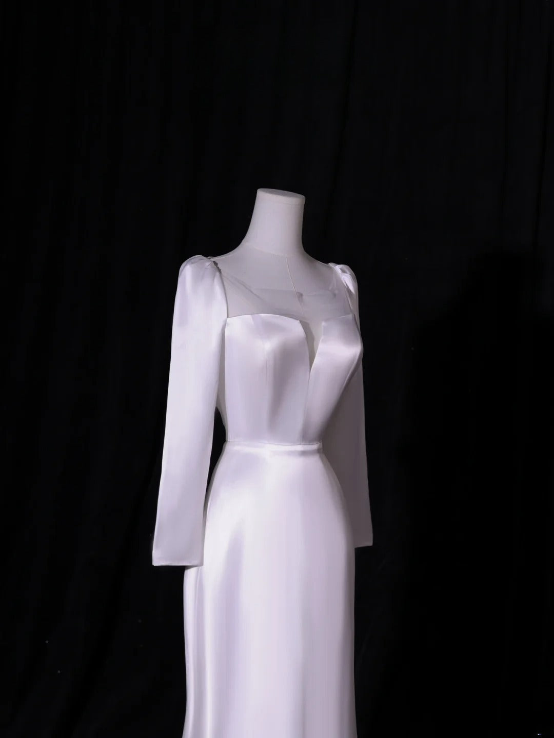 Schlichtes langes Brautkleid in A-Linie mit eckigem Ausschnitt und langen Ärmeln aus seidigem Satin – weißes, figurbetontes Brautkleid AS413