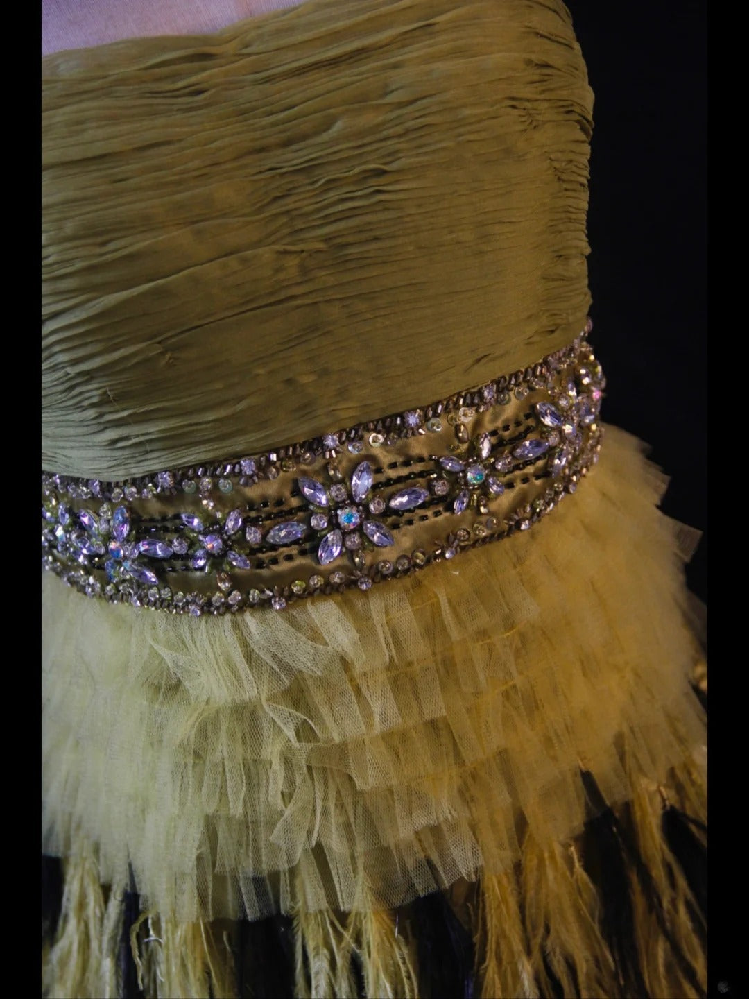 Robe courte vintage trapèze sans bretelles en tulle vert olive ornée de perles et de plumes, idéale pour un 16e anniversaire, un bal de promo ou une soirée cocktail (AS418)