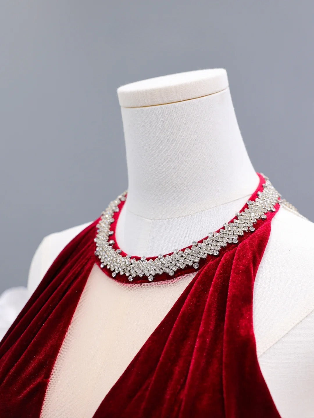 Elegantes, schlichtes Ballkleid im Meerjungfrauenstil mit Rundhalsausschnitt aus burgunderrotem Samt – Inspiration für Teenager und Gymnasien (AS427)