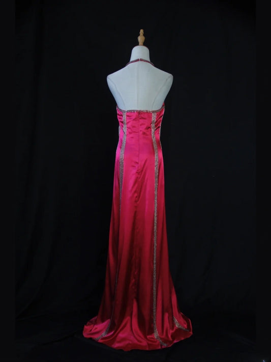 Robe de bal longue vintage années 1950 en satin rose fuchsia, coupe trapèze, dos nu, corsage orné de perles. Inspiration robe de soirée pour femme (AS432).