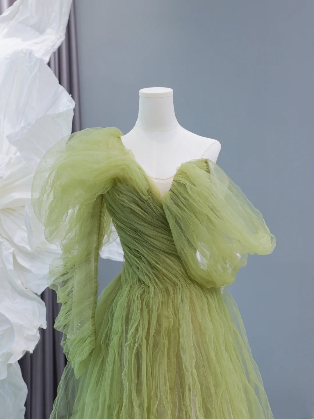 Robe de bal sobre et élégante, coupe trapèze asymétrique, en tulle vert sauge. Inspiration robe longue de soirée pour adolescentes et lycéennes (AS432).