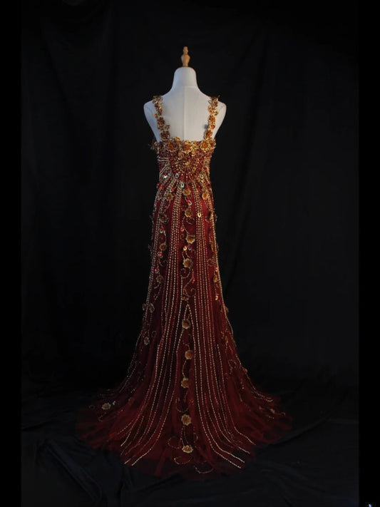 Robe longue bordeaux vintage années 80, coupe trapèze, bustier cœur, ornée d'appliqués de perles, idéale pour un bal de promo ou un 18e anniversaire. Référence AS438.