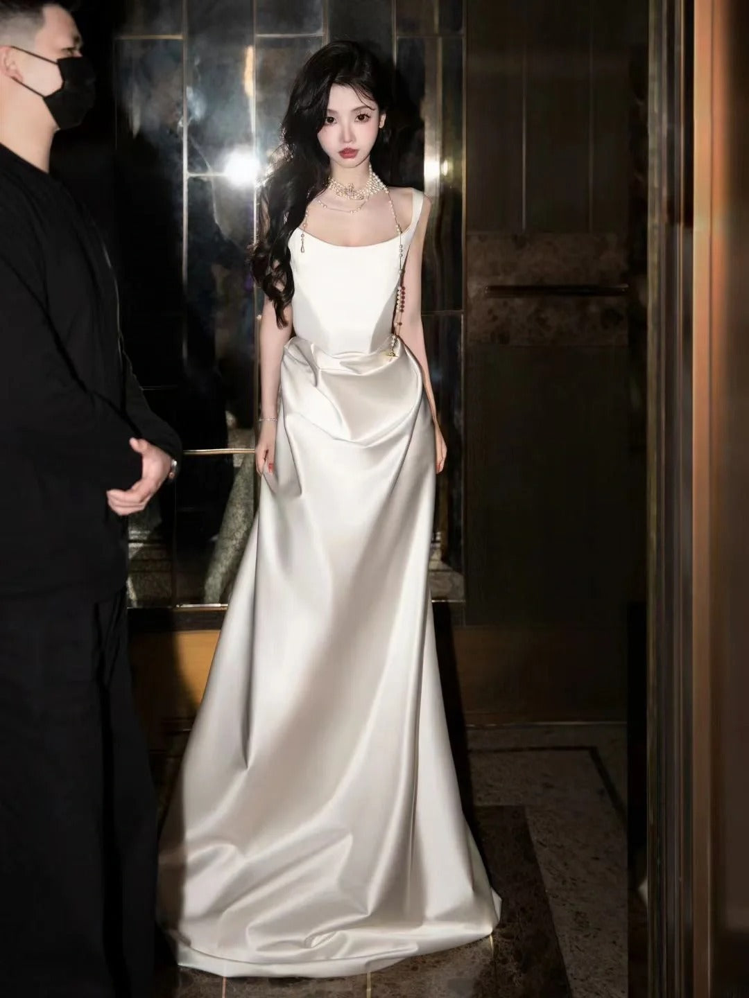 Schlichtes langes Brautkleid, weißes Meerjungfrauen-Brautkleid aus Satin mit Falten, seidiger Satin-Stil für Bräute, figurbetontes Brautkleid AS445