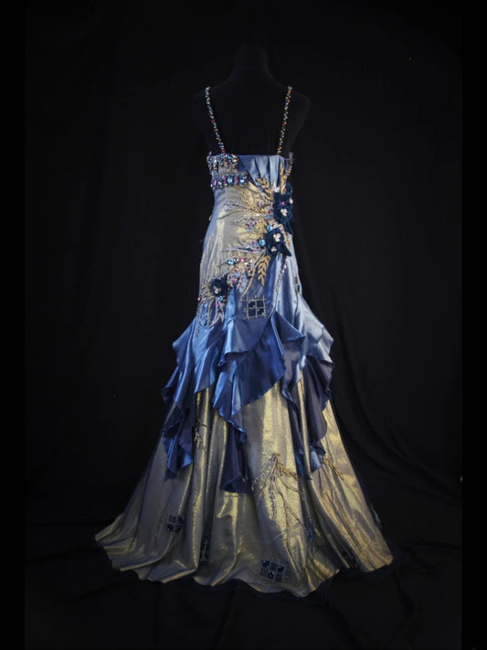 Robe de bal longue vintage à fines bretelles en satin bleu roi et argent, style années 70, ornée de perles. Inspiration pour une tenue de 18 ans ou une robe de soirée pour femme (AS451).