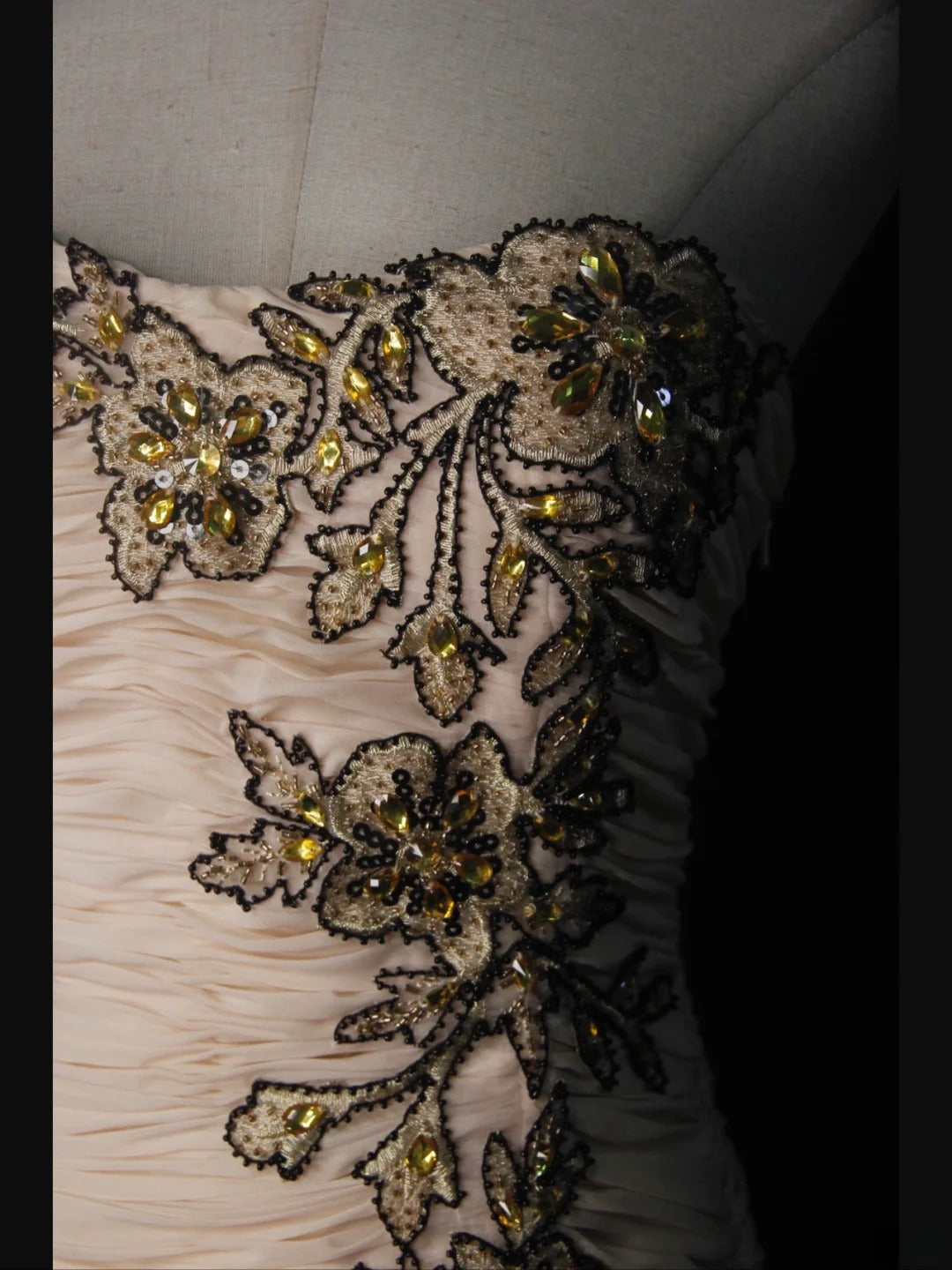 Robe de bal longue vintage sirène en mousseline champagne, bustier cœur, années 1950, avec corsage à volants superposés. Inspiration pour une tenue de 18 ans ou une robe de soirée (AS453).