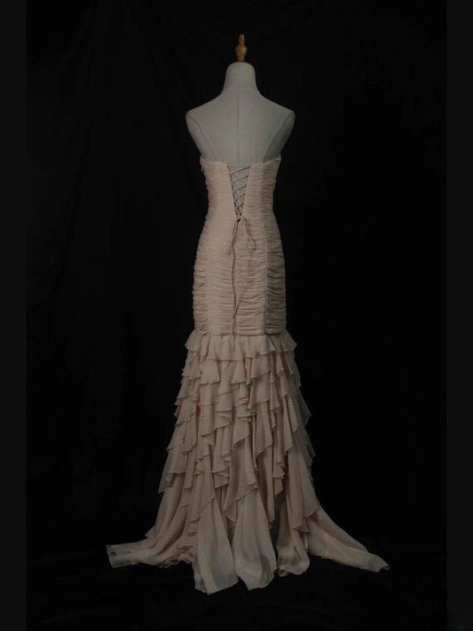 Robe de bal longue vintage sirène en mousseline champagne, bustier cœur, années 1950, avec corsage à volants superposés. Inspiration pour une tenue de 18 ans ou une robe de soirée (AS453).
