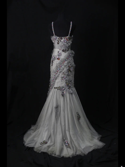 Robe de bal longue vintage sirène à fines bretelles en tulle gris argenté ornée de perles, style années 70. Inspiration pour une tenue de 18 ans ou une robe de soirée pour femme (AS457).