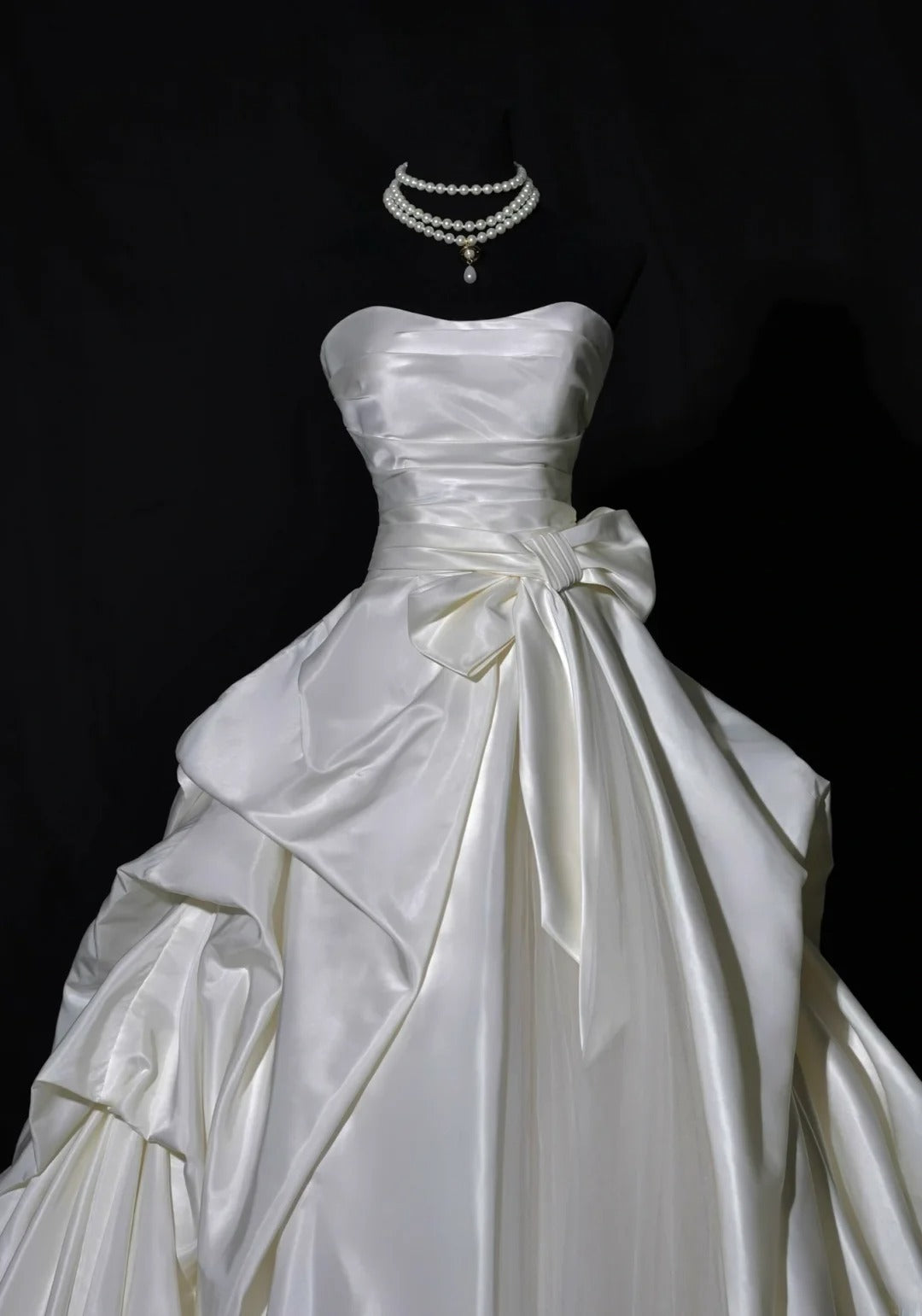 Langes, ärmelloses Brautkleid im Prinzessinnenstil aus Satin mit plissierter Schleppe und Schleife, Modell AS461