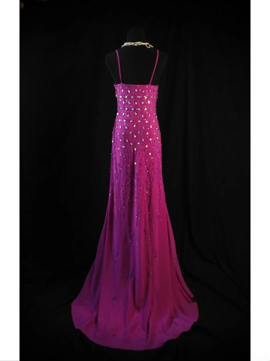 Robe de bal vintage sirène à fines bretelles en mousseline fuchsia, style années 90, ornée de perles. Inspiration pour une tenue de soirée pour un 19e anniversaire (AS475).