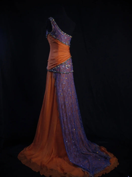 Robe de bal longue vintage sirène à une épaule en dentelle et mousseline orange, style années 80, avec corsage perlé. Inspiration tenue d'anniversaire ou robe de soirée pour femme AS477