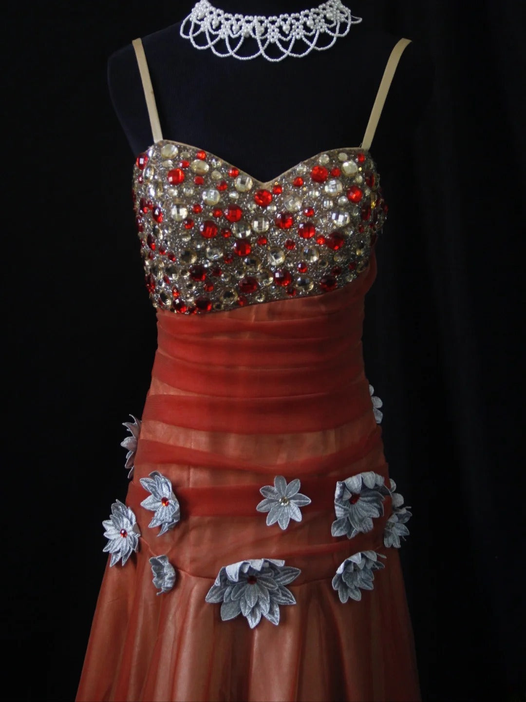 Robe vintage trapèze à fines bretelles en tulle ornée de perles, idéale pour un 16e anniversaire, un bal de promo ou une soirée cocktail (AS494)