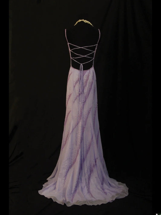Robe vintage trapèze à fines bretelles, dos nu, en mousseline lilas, ornée de perles, style années 90. Inspiration pour une robe de bal ou une tenue de soirée pour un 19e anniversaire (AS497).