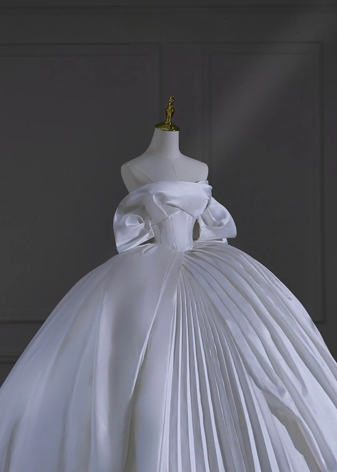 Prinzessinnen-Brautkleid, langes Ballkleid, trägerlos, kurze Ärmel, Satin, mit Ärmeln und plissierter Schleppe, weißes Brautkleid AS503